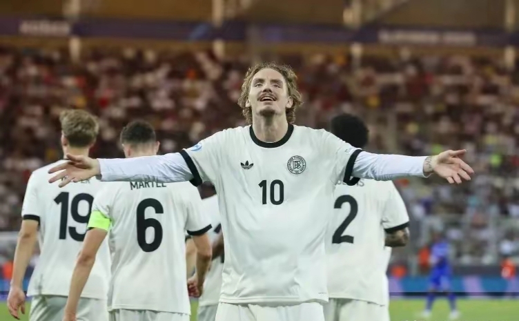 LOL英雄联盟直播-包含英格兰球员踢进关键一球，成功晋级半决赛的词条