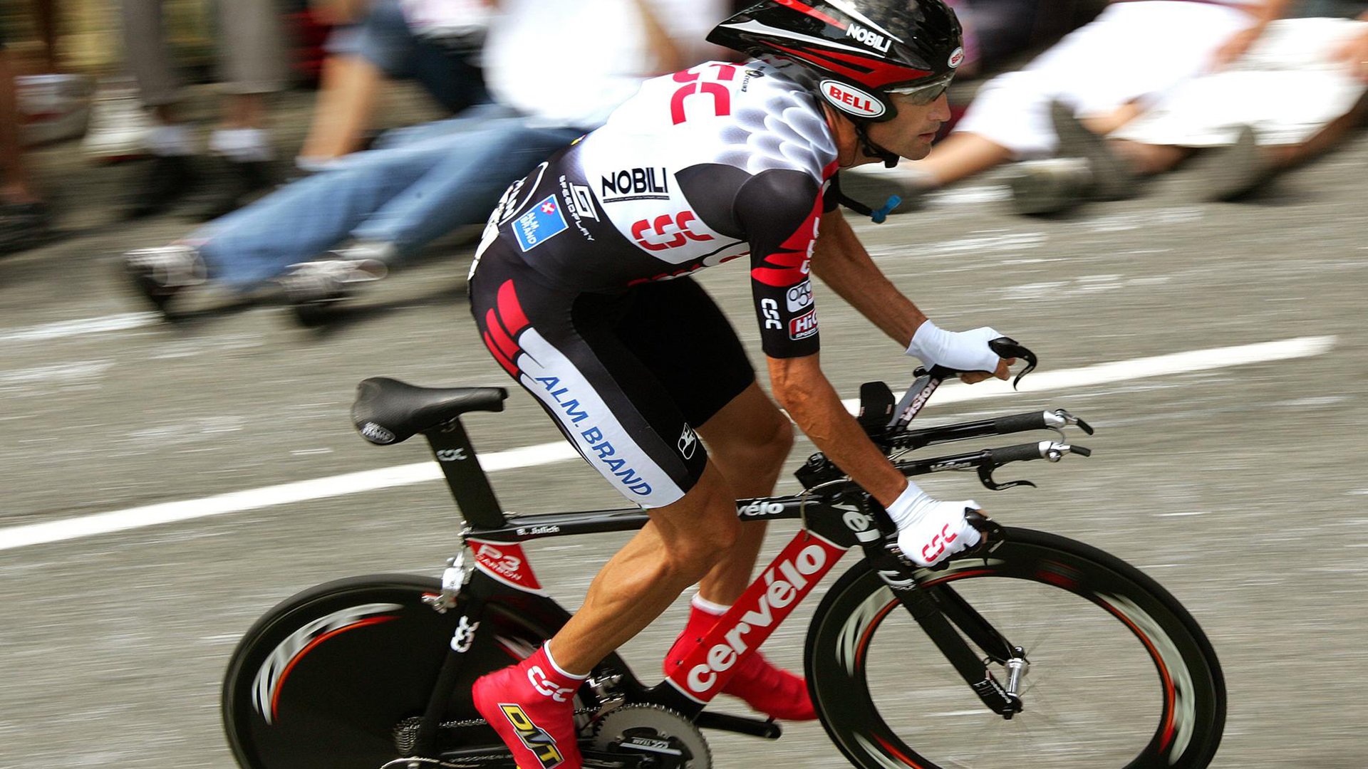 当童话照进现实，丹麦淘汰AC米兰的足球奇迹，与阿圭罗在F1赛道的冠军接管